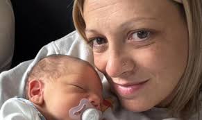 La storia di Elena, partorisce dopo intervento per un raro tumore al  cervello: «Sono felice e grata ai medici e al destino che mi ha regalato un  bimbo meraviglioso»