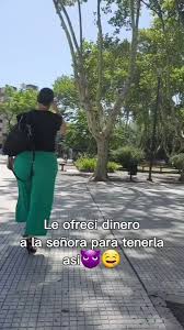 Le ofreci dinero a la doña para tenerla asi