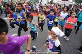 Sultan perak, sultan nazrin muizzuddin shah dan raja permaisuri perak, tuanku zara salim, menyertai larian hari keputeraan sultan perak 2018 di dataran pavillion di sini, hari ini. Corat Coret Larian Hari Keputeraan Sultan Nazrin Shah 2019