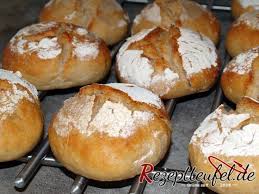 Knusprige Kartoffelbrotchen Mit Roggenanteil Und Aufgerissener Oberflache Rezept Brot Selber Backen Rezept Kartoffelbrot Brot Backen Rezept