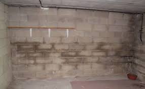 Murs sous sol enterrés humides et salpêtre. Humidite Sur Mur De Sous Sol Enterre