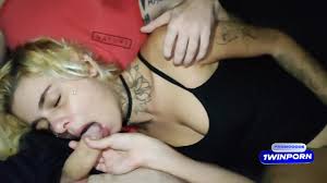 casal fode dentro do uber, e depois esposa paga o uber com boquete