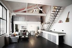 Due soluzioni diverse di 44 mq e 37 mq un monolocale di 37 mq, organizzato come un unico spazio aperto suddiviso in più zone, e un bilocale di 44 mq in cui si ricavano cucina e camera. Le Case Sono Sempre Piu Piccole Le Soluzioni Salvaspazio