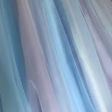 やっと実写シンデレラの生地が 見つかった w iphone カメラだと水色ちょっと薄いけど 見た目いい感じ 今年は淡い水彩画のみたいな薄いブルーにしたかったから 生地見つからなくてほんとに大変だった 映画とか資料で研究したけど あのドレスは作