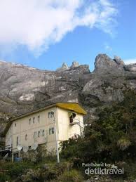 Gunung ini merupakan menjadi pembatas antara 3 negara yaitu china (tibet), india (arunachal pradesh) dan myanmar. Menapaki Atap Negeri Jiran Gunung Kinabalu