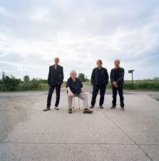 Musikalisch bewegen sich element of crime in einem für deutschland mittlerweile einzigartigen segment, seit der hamburger nils koppruch, songwriter der band fink, einen so tragisch frühen tod gestorben ist. Sven Von Element Of Crime Beschriebene Musik Ist Wie Ein Erzahltes Mittagessen