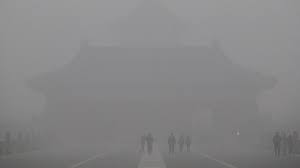 For the fourth day in a row, large sections of northeast china remain covered by a thick layer of smog considered hazardous to human health. Smog In China Nzz