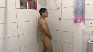Él se niega repetidamente, sin embargo, Jhecssireth Castillo lo atrapa en  el baño - Don Porno Videos