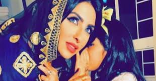 زينب العسكري مع عيالها تتكلم عن الفن البحريني القديم. Ø¬Ø±ÙŠØ¯Ø© Ø§Ù„Ø¨Ù„Ø§Ø¯ Ø²ÙŠÙ†Ø¨ Ø§Ù„Ø¹Ø³ÙƒØ±ÙŠ ØªÙˆØ¶Ø­ Ø³Ø¨Ø¨ ØªØ³Ù…ÙŠØ© Ø¨Ù†Ø§ØªÙ‡Ø§ Ø§Ù„Ø­Ù„Ø§ ÙˆØ§Ù„Ø²ÙŠÙ† ÙˆØ§Ù„ØºÙ„Ø§