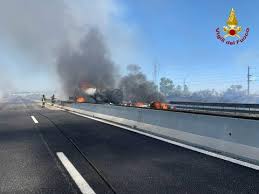 Quattro mezzi pesanti, tra cui una bisarca, e un'auto si sono scontrati per cause ancora in fase di accertamento da parte degli agenti della polstrada di guardamiglio. H88mbimj1hlfwm