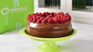 Se prepara crema de ciocolata din plicul de budinca ole amestecat cu ajutorul mixerului cateva. Tort De Ciocolata Cu Zmeura Jamilacuisine Youtube