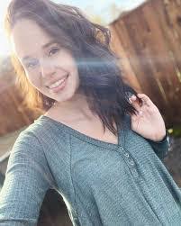 Tara Thiel's Instagram, Twitter & Facebook