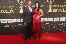 Daarvoor zal hij op alle steun van vrouwlief beth thompson (36) kunnen rekenen. Roberto Martinez Est A Nouveau Papa