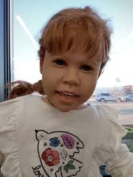 Encontrei essa boneca num brechó hoje por 10 reais acredita 🤣 trouxe para  casa e vou deixar de decoração ou dar para minha sobrinha.. me ajudem com  nome para ela ? Vou