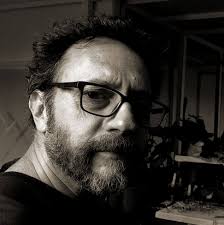 Mi chiamo Steve Hackett, ho 74 anni, sono stato il chitarrista dell'età  d'oro dei Genesis. Ho partecipato agli album più importanti della storia  del gruppo di Peter Gabriel e Phil Collins fino