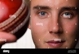 Le lanceur de cricket de l'Angleterre Stuart Broad dans les filets, lors  d'une session d'entraînement au MCG, mardi 24 décembre. L'Angleterre fera  l'essai de l'Australie dans la quatrième série de cendres, à