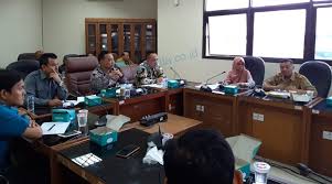 Gaji karyawan indomaret berdasarkan posisi. Gaji Masih Di Bawah Umk Komisi Iv Dprd Mediasi Serikat Buruh Vs Pt Asietex Tvberita Co Id