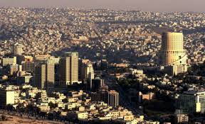 وتصل درجات الحرارة في فصل الصيف إلى 46 درجة مئوية مع عواصف رملية وفي فصل الشتاء تصل إلى 12 درجة مئوية، ويتميز مناخها في الشتاء بكونه معتدلاً ومائلا للبرودة، كما أنها تتميز بهطول الأمطار التي ترافقها عواصف رعدية قوية وتبلغ كمية الأمطار سنويا 99 ميلي. ØªÙˆÙ‚Ø¹Ø§Øª Ø¨Ø§Ø±ØªÙØ§Ø¹ Ø¯Ø±Ø¬Ø§Øª Ø§Ù„Ø­Ø±Ø§Ø±Ø© ÙÙŠ Ø¹Ù…Ø§Ù† Ù„Ù€ 40 Ù…Ø¦ÙˆÙŠØ© Ø§Ù„Ù…Ø¯ÙŠÙ†Ø© Ù†ÙŠÙˆØ²