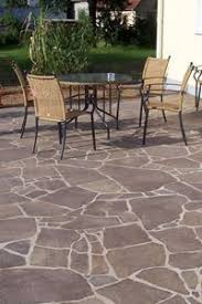 Terrassenplatten Verlegen Schritt Fur Schritt Anleitung In 2020 Patio Tiles Patio Terrace Tiles