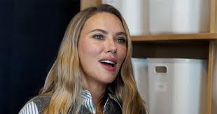 Scarlett Johansson fala sobre se tornar uma magnata dos cuidados com a pele