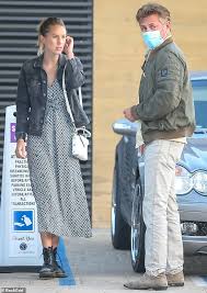 They just announced that they bought sean penn's film &#822… Sean Penn Schnitten Einen Casual Look Als Er Sich Model Tochter Dylan Frances Fur Das Mittagessen Im Nobu Malibu Aktuelle Boulevard Nachrichten Und Fotogalerien Zu Stars Sternchen