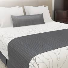 Per farti un'idea su come arredare in modo elegante la tua camera da letto, il consiglio è di leggere alcune riviste di interior design, oppure consultare degli appositi siti web che trattano questo tema. Runner Letto Martini E Pari