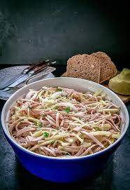 Schwabischer Wurstsalat Mit Kase Rezept Wurstsalat Wurst Kase Salat Schwabischer Wurstsalat