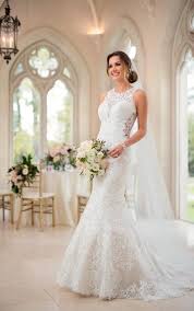 Tauche ein in eine sinnliche welt, wo nichts unmöglich ist. Hauchzartes Feminines Hochzeitskleid Aus Spitze Essense Of Australia Wedding Dresses Discontinued