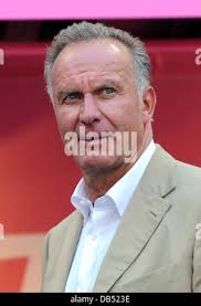 München, 23. Juli 2013: Moderne Stadtarchitektur. Endlose Treppe mit  wirbelter Form bis unendlich. Gescannter bw-Film mit Körnung  Stockfotografie