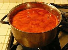 Terminata questa fase si procede ad unire alla confettura un liquore, si toglie poi dal fuoco e si versa, quando ancora bollente, nei barattoli destinati alla. Confettura Di Pomodori Rossi