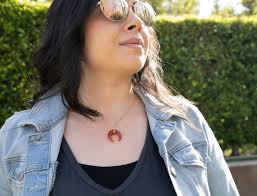 Collana con mezzaluna in corniola, collana con doppio corno, collana con  mezzaluna a strati, collana con ciondolo con mezzaluna rossa, collana con  zanna