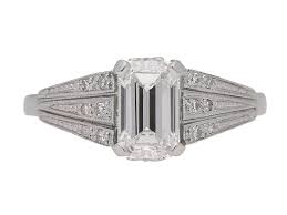 Von basics bis hin zu festmode: Art Deco Emerald Cut Diamond Ring English C Ref 25944