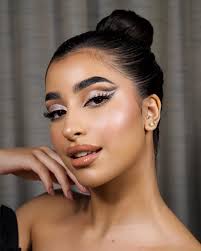 Bridal by Huda Products details ✨ Skin @danessa_myricks 1- LOVE & LIGHT  BEAUTY OIL 2- ILLUMINATING VEIL @charlottetilbury 1- CHARLOTTE'S MAGIC  CREAM 2- HOLLYWOOD FLAWLESS FILTER 3- HOLLYWOOD CONTOUR WAND 4- BEAUTY