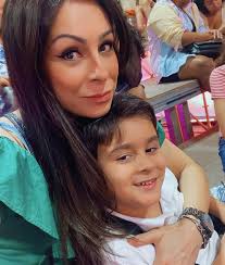 Ontem foi dia de Bienal do Livro e dia de prestigiar a minha prima linda,  inteligente e orgulho da família nossa escritora @patriciaschunk e seu  livro @descobrindo.acordedentro que deveria ser leitura obrigatória