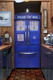 Geek Atmosphere Guaranteed With These 38 Ideas Somewhere Between Original And Bizarre Decor Idee Deco Originale Doctor Who Tardis Deco Gamer