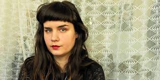 Frispråkig humor i serier som vill förändra