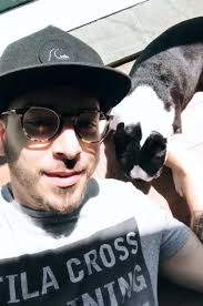 Junior Lima relata pânico que sua cachorra viveu ao ser estrangulada por  porta de elevador