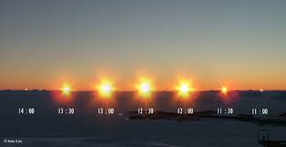 Ces moments magiques, durant les premières lueurs du jour ou lorsque que le soleil se couche pour mieux revenir dans quelques heures, ces heures bleues. Seulement 3 Heures De Soleil Au Plus Fort De L Hiver Antarctique
