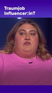 @selfiesandra1 findet: Jeder mag es, gefeiert zu werden! Für sie einer der  Gründe, wieso viele Jugendliche nicht mehr Feuerwehrfrau, Arzt oder  Polizistin, sondern Influencer werden wollen. Hat sie ...