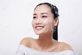 歯を見せる笑顔と完璧なヌードメイクで美しい若いベトナム人女性のスタジオポートレートの写真素材・画像素材 Image 150874648