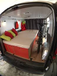 Pour l'aménagement fourgon en van, la banquette lit joue un rôle essentiel dans l'occupation de l'espace. Differents Couchages Tout Savoir Sur Les Possibles Amenagements Pour Votre Fourgon Utilitaire Combeing