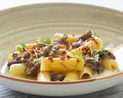I primi piatti a base di carne sono una categoria che comprende primi piatti i cui ingredienti principali sono di carne. Tortiglioni Con Coda Di Bue Fonduta Di Parmigiano E Polvere Di Prosciutto Saporie
