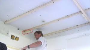 Decke Abhangen Holzkonstruktion Herstellen Anleitung Tipps Vom Maurer Trockenbau Diybook De Trockenbau Holzkonstruktion Decke