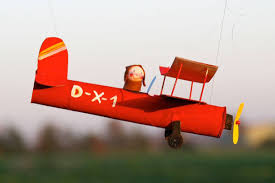 Mit Dem Selbst Gebastelten Schon Bemalten Flugzeug Aus Papier Hebt Ihr Kind Ab An Einem Nylonfaden Befestigt Fli Flugzeug Basteln Basteln Basteln Mit Kindern