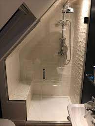 Frameloze Scharnierende Douchecabine Met Huls Gekerfd Over De Stoel Geinstalleerd In De Buurt Van Newbury Opberg Ideeen In 2021 Small Attic Bathroom Attic Shower Loft Bathroom