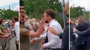 Macron, bariyerlerin arkasında bulunan insanlara yaklaştığı sırada, kahrolsun macron yönetimi diyen bir kişinin tokadına maruz kaldı. Vm8ufjyba0qozm