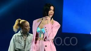 Born 22 august 1995) is an english singer and songwriter. Gaya Dua Lipa Pakai Kemben Hologram Dalam Konser Lazada Foto Tempo Co