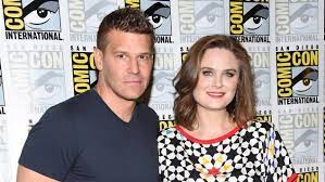 Temperance bones brennan, a forensic anthropologist at the jeffersonian, and wife of seeley booth. Bones So Sahen Emily Deschanel Und David Boreanaz Zu Beginn Der Serie Aus
