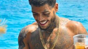 El músico brasileño kevin nascimento bueno, conocido como mc kevin, falleció el pasado 16 de mayo después de caer desde el quinto piso de un hotel en el barrio de barra da tijuca. Rqzf5ordniy4om