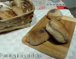 I panini ai semi vari sono una variante sfiziosa del classico panino, facile da preparare anche a casa. Panini Integrali Ai Semi Di Chia